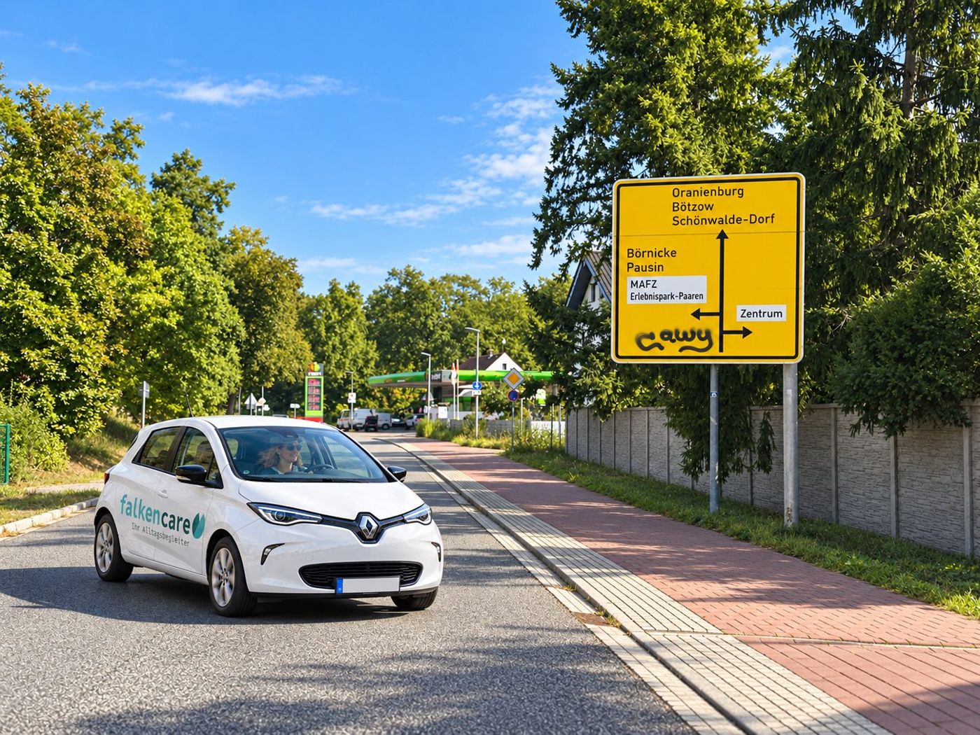 Alltagsbegleiterin von Falken Care im Dienstwagen unterwegs in Schönwalde-Glien, am Wegweiser nach Schönwalde-Dorf
